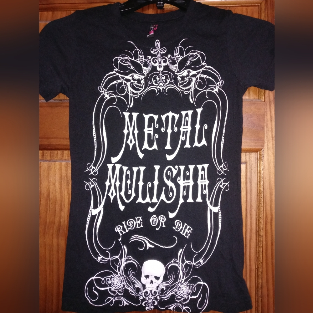 Women's size M metal mulisha shirt